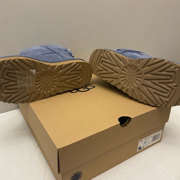 NIB Women UGG Mini Bailey Bow Splatter Size 7 - Picture 3 of 4